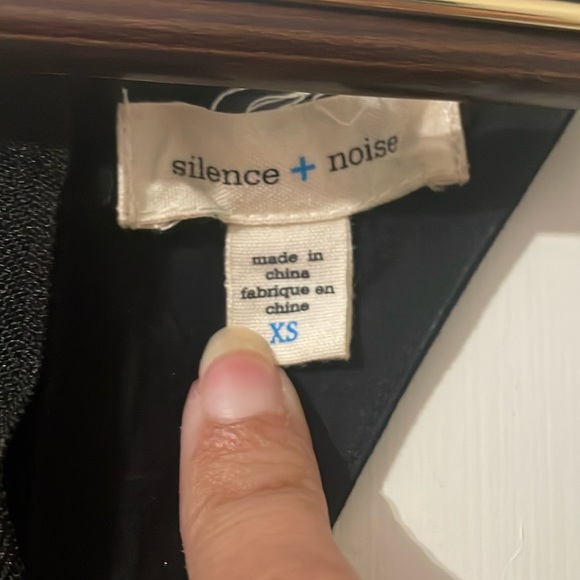 Silence + Noise Black and White Patterned Top Size XS - Picture 5 of 7